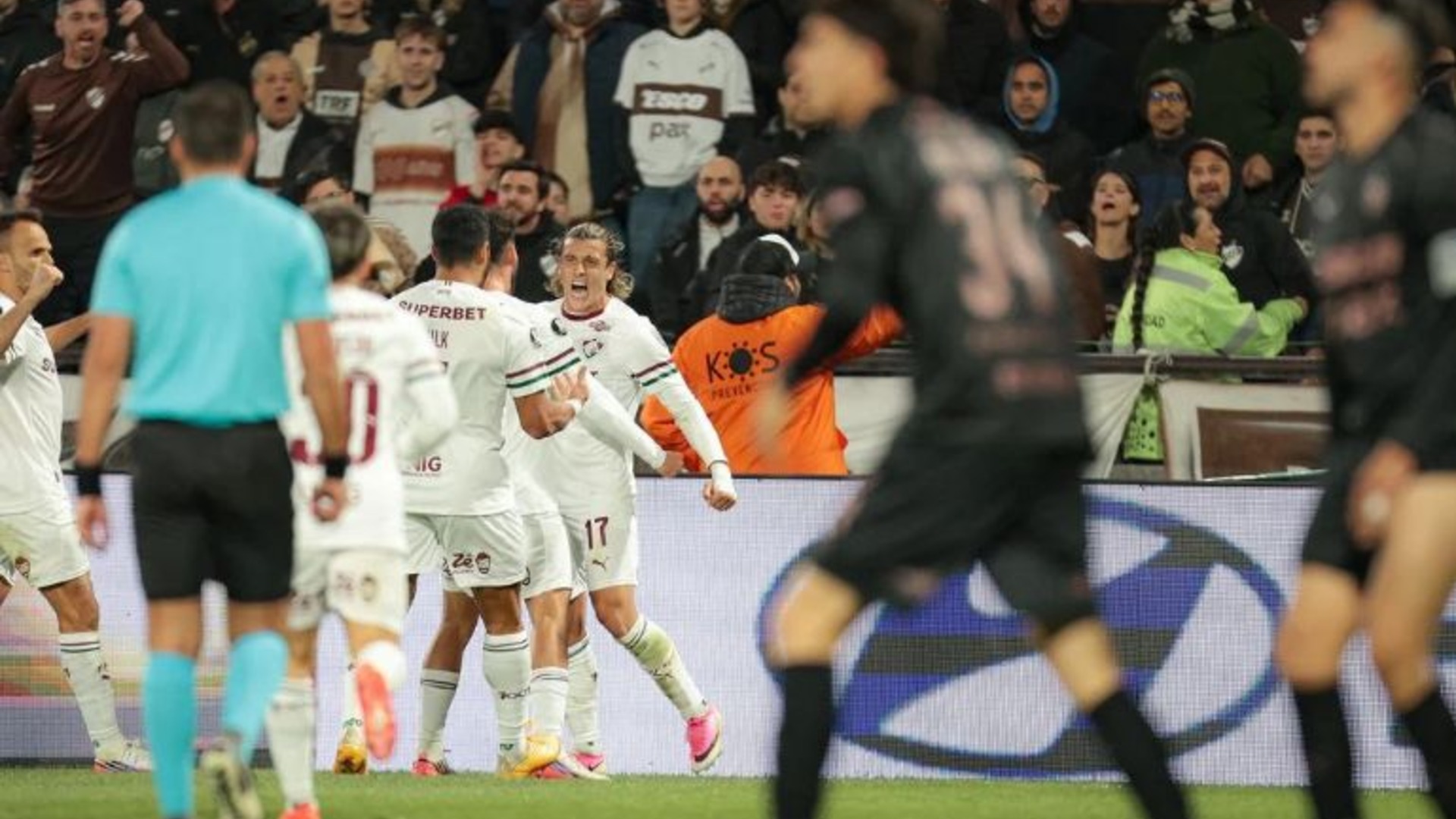 Jogadores do Fluminense na cobertura da classificação às semifinais