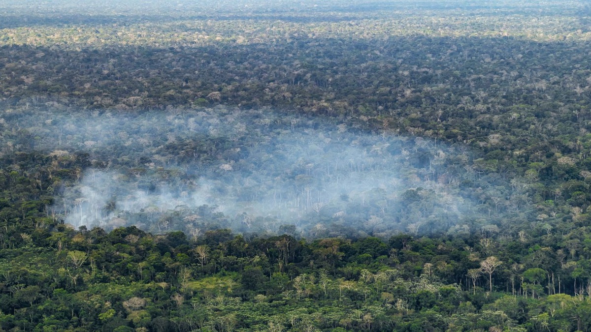 Vista aérea de floresta amazônica com fumaça de queimada, em foto de arquivo