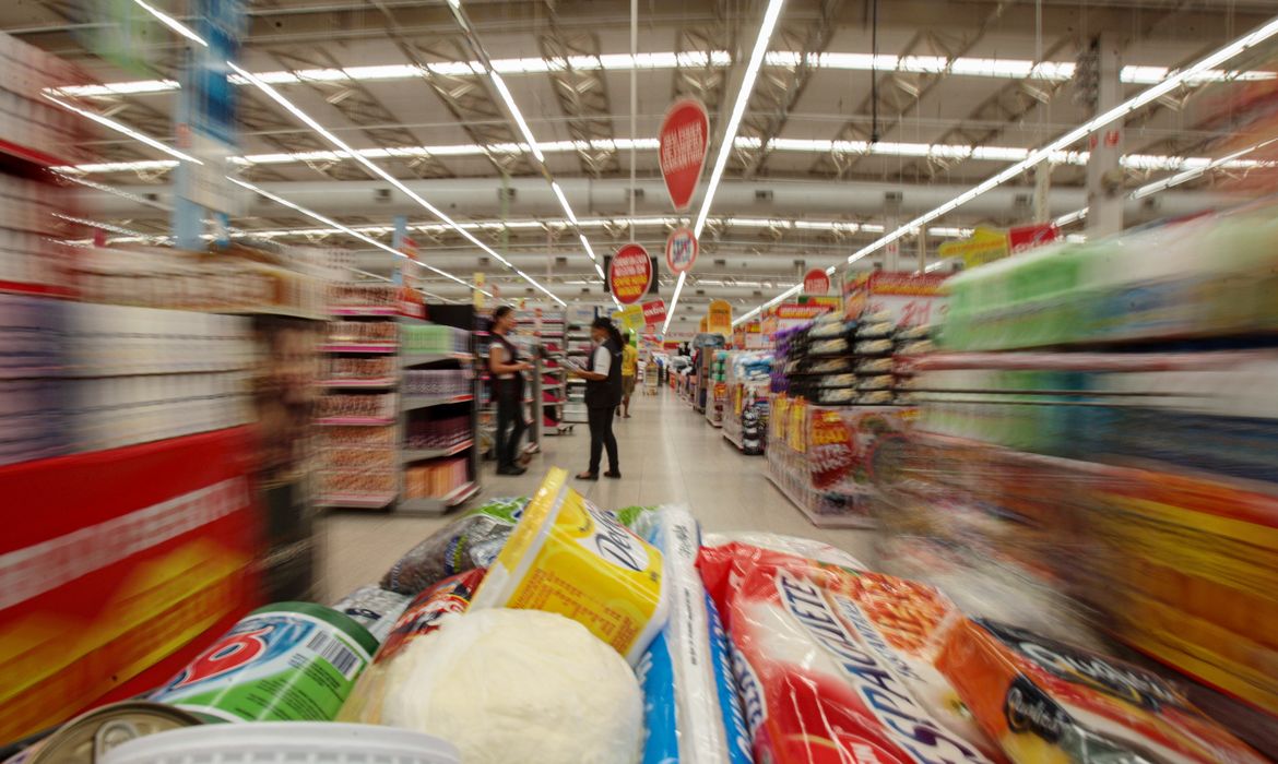 Carrinho com alimentos no corredor de um supermercado em Brasília, em foto de arquivo de janeiro de 2025.