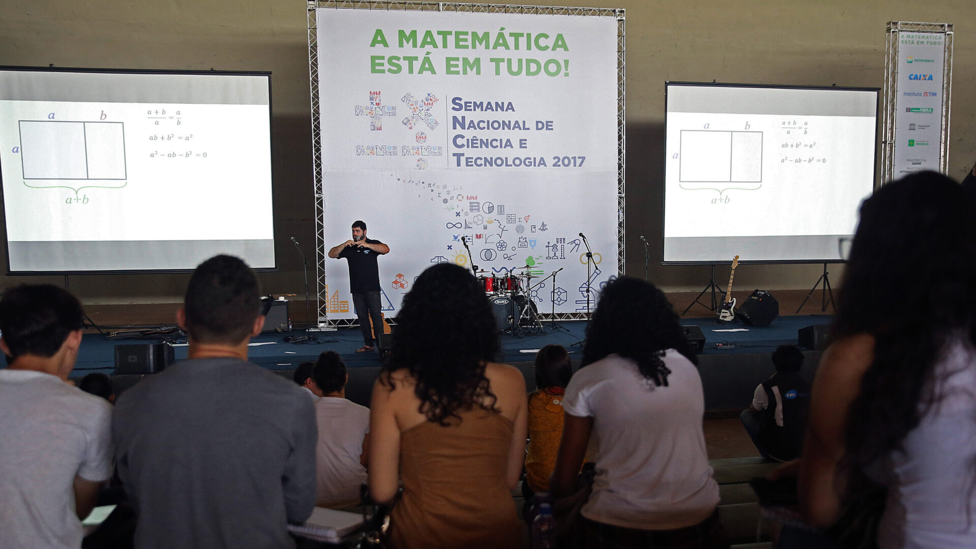 Professor Rafael Procópio conduz aulão preparatório para o Enem em Brasília, em foto de arquivo.