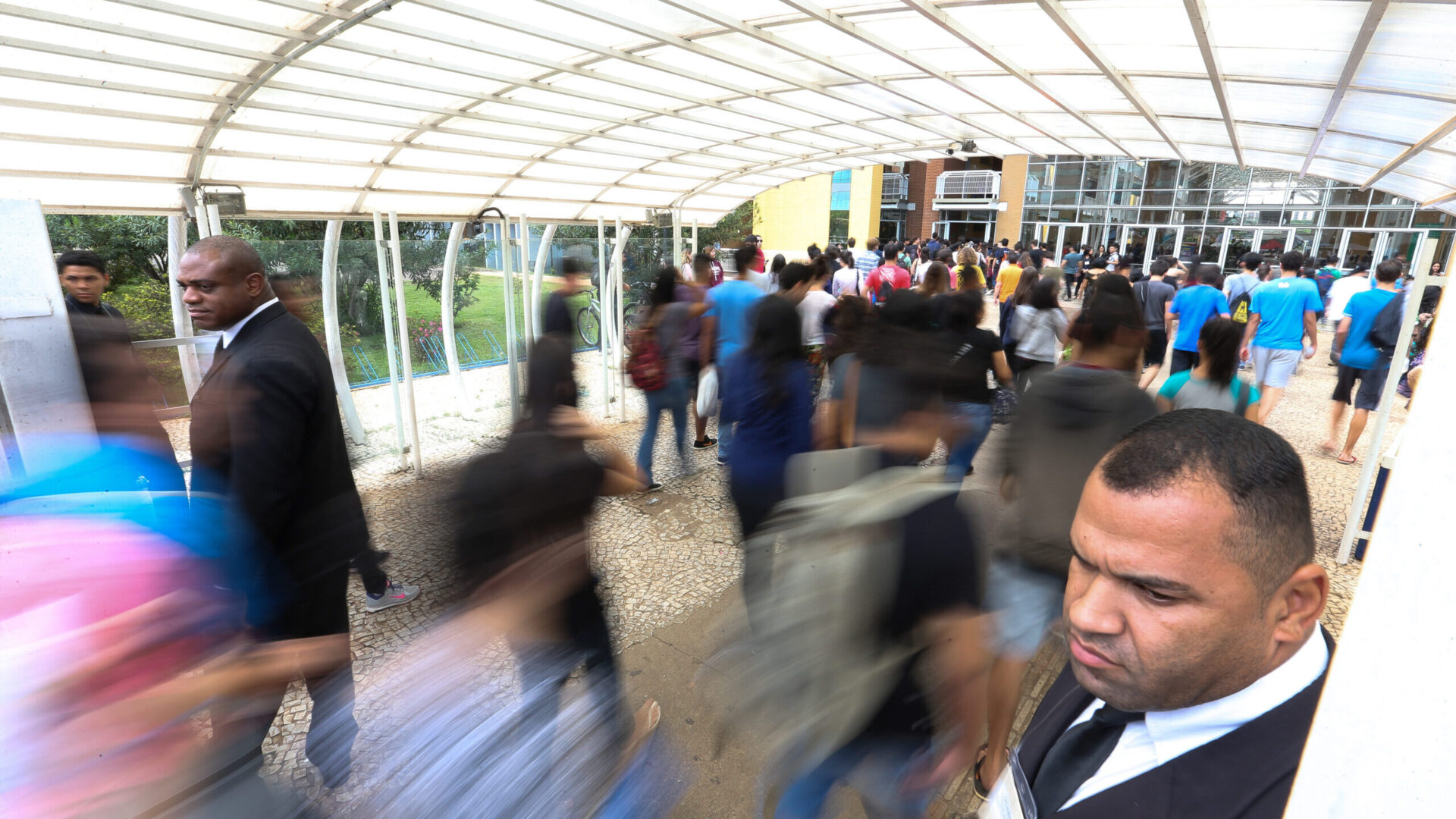 Candidatos entram em local de prova do Enem em Brasília, em foto de arquivo.