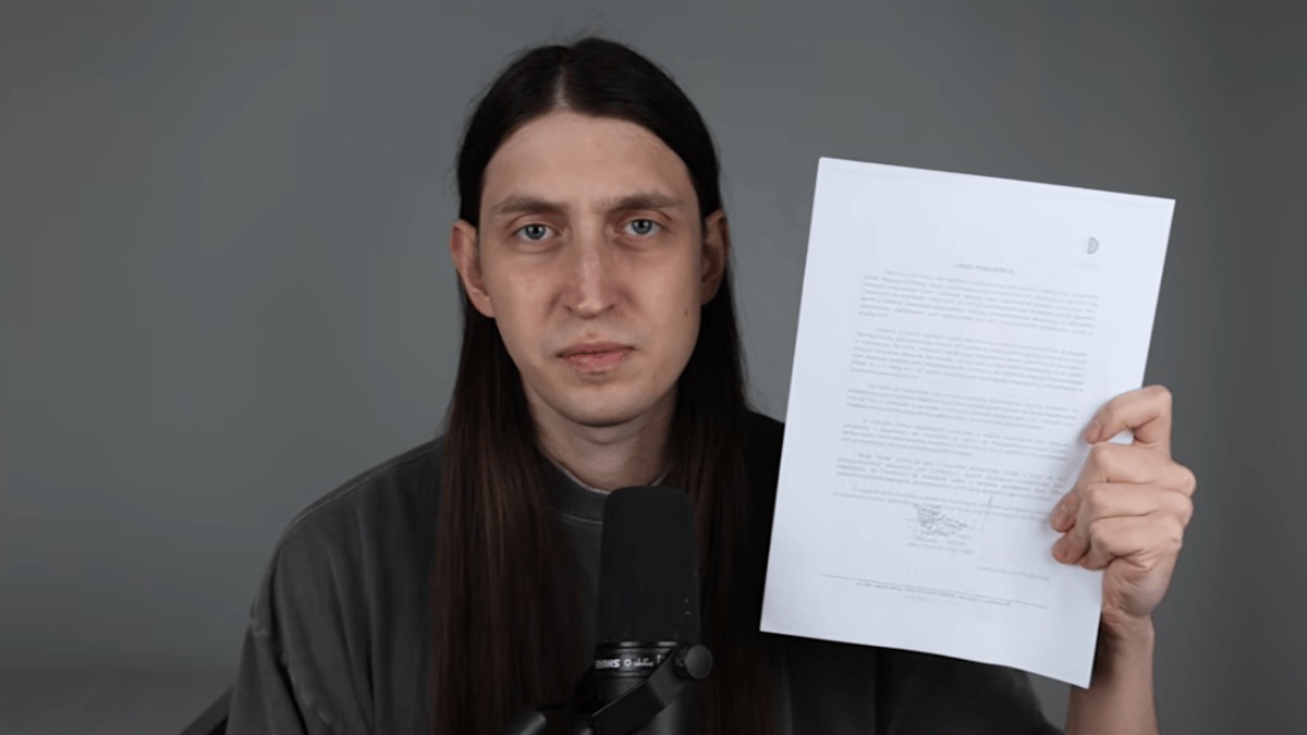 Felca durante vídeo em que relata sua experiência com fobia social