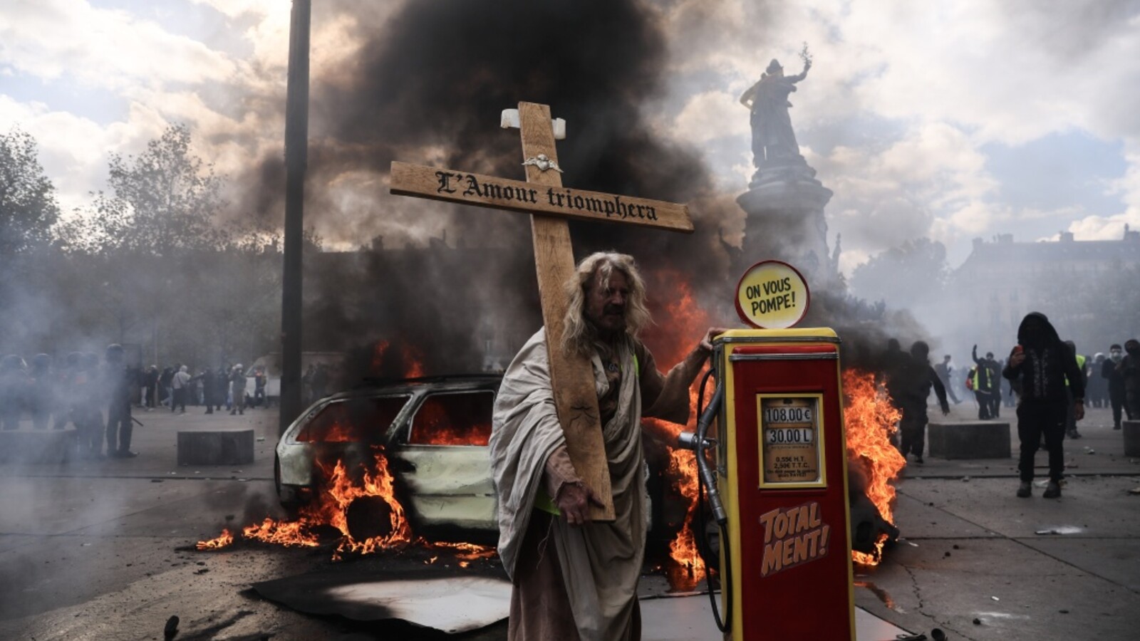 Fumaça e veículo em chamas durante manifestações na França
