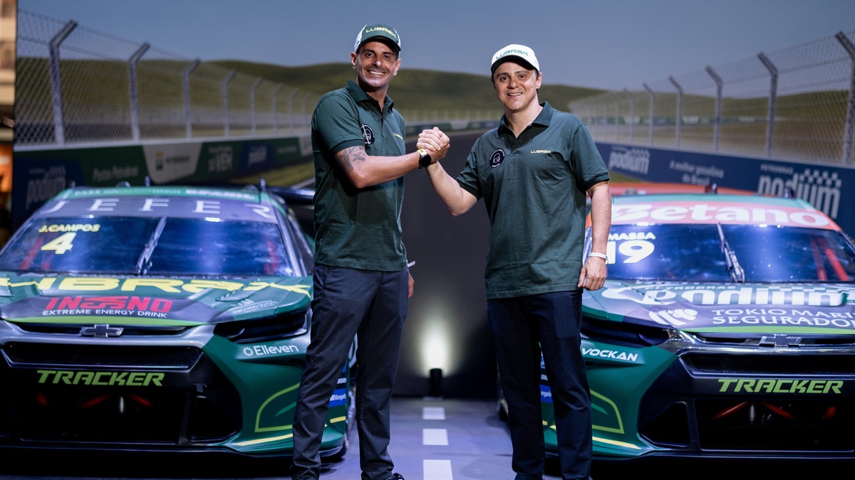 Julio Campos e Felipe Massa, à direita, posam diante de carros da TMG Racing
