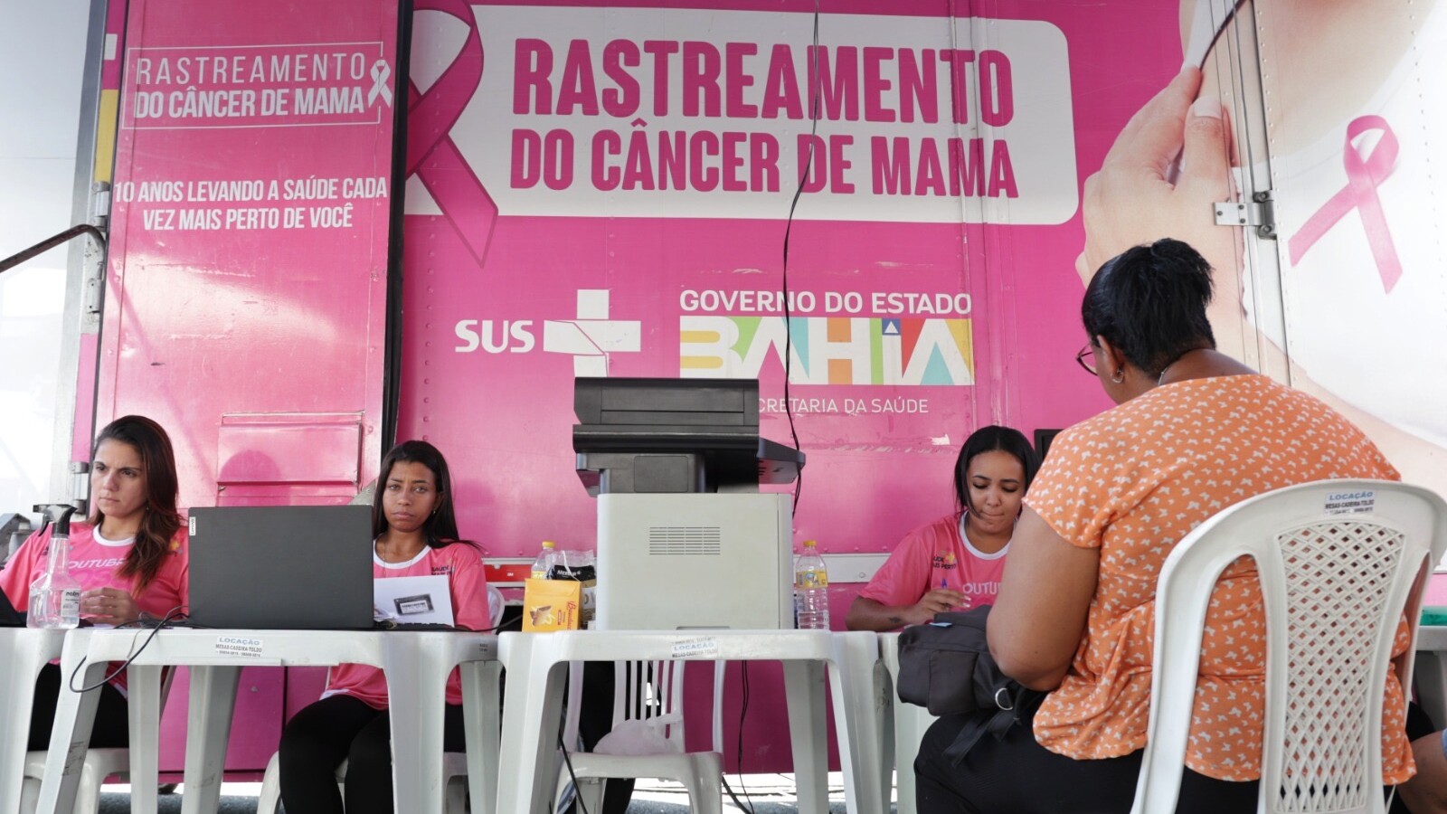 Mulheres são atendidas em estrutura de campanha de mamografia na Bahia