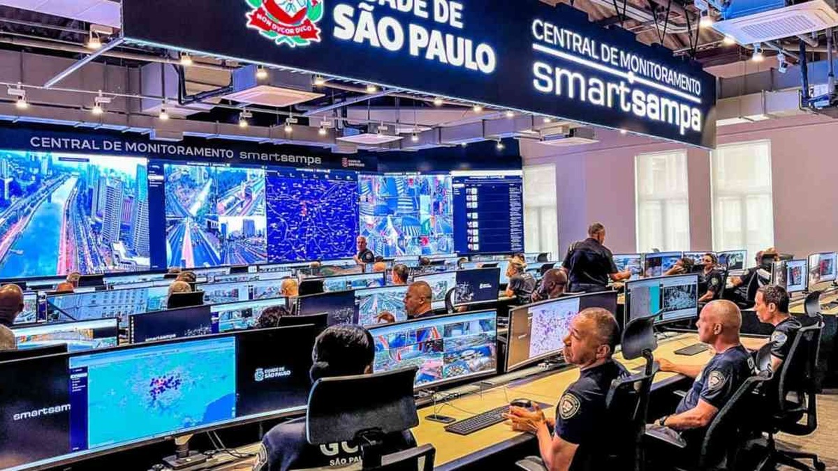 Central de monitoramento do programa Smart Sampa, em São Paulo