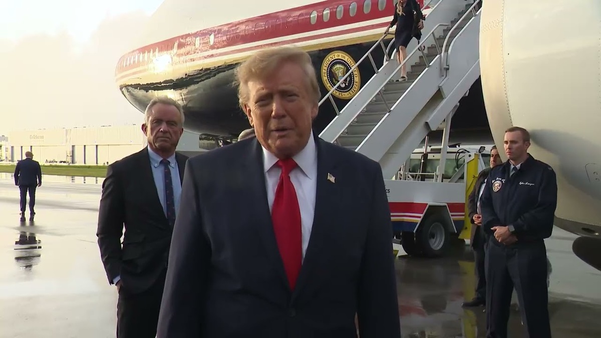 Donald Trump fala à imprensa junto à aeronave após chegar a Fort Myers, em 23 de outubro de 2026