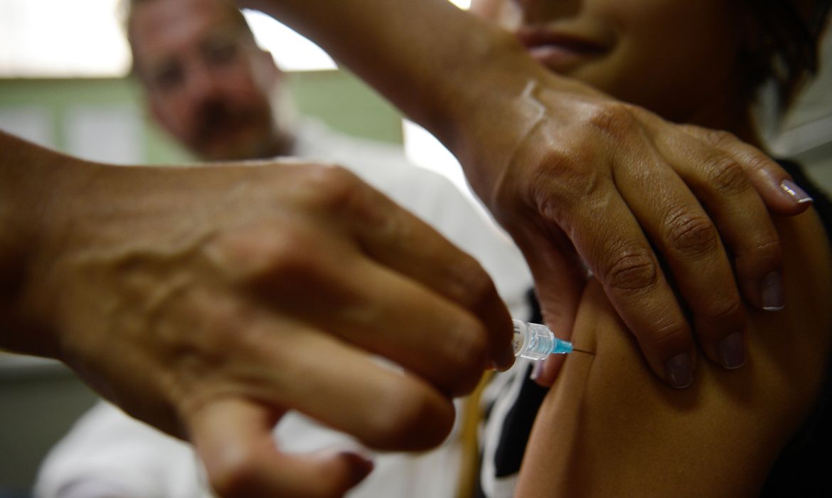 Aluna recebe vacina contra HPV em escola de Ceilândia, no Distrito Federal, em foto de arquivo.