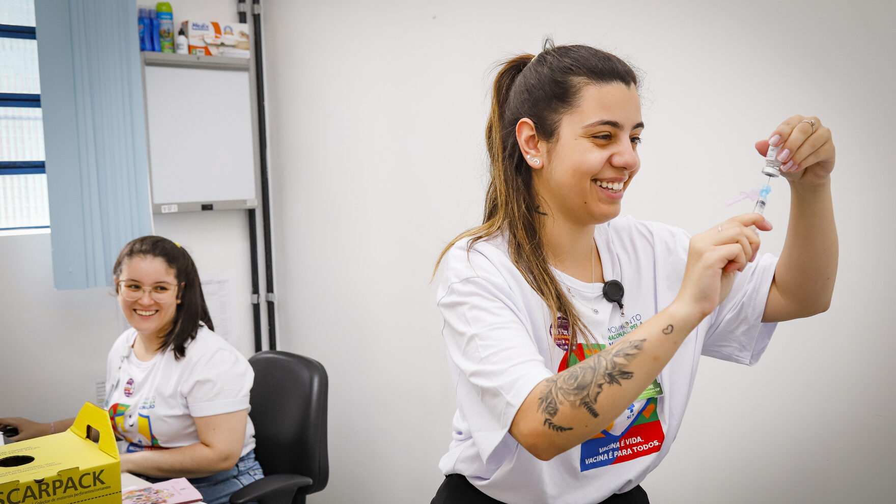 Profissional de saúde prepara uma dose de vacina em unidade de Porto Alegre.