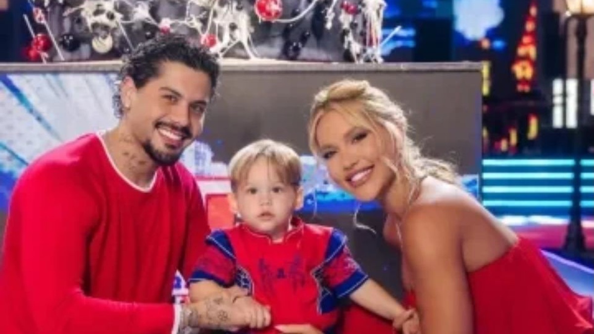 Zé Felipe e Virginia Fonseca posam ao lado do filho José Leonardo em festa